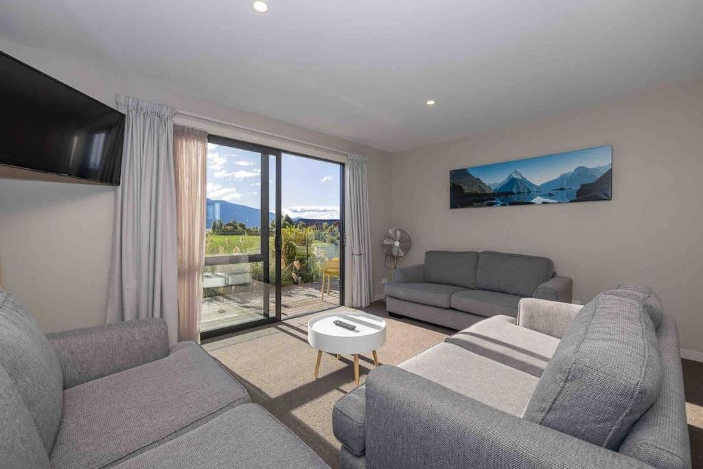 Great Views From New 2 Bedroom Apartment Te Anau Bagian luar foto