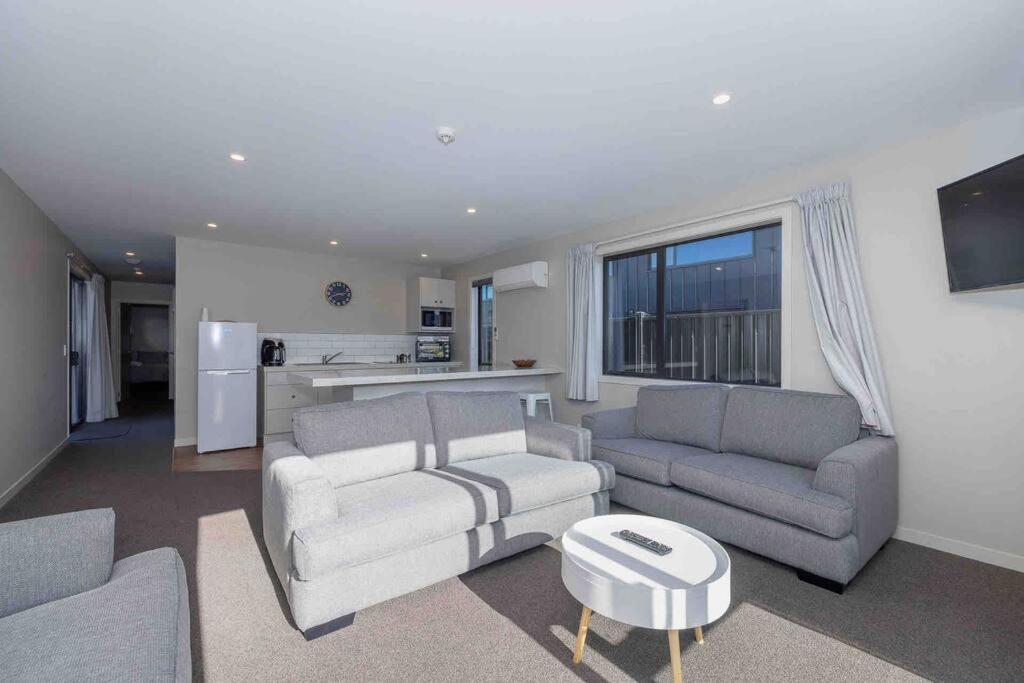 Great Views From New 2 Bedroom Apartment Te Anau Bagian luar foto